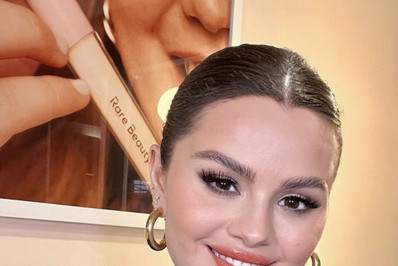 Selena Gomez agita web ao compartilhar registro de troca de beijos com namorado, em Nova York