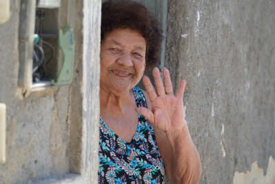 Sorriso no rosto e água na torneira