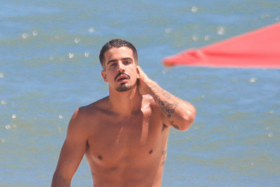 Enzo Celulari espanta o calor com mergulho na Praia da Barra da Tijuca