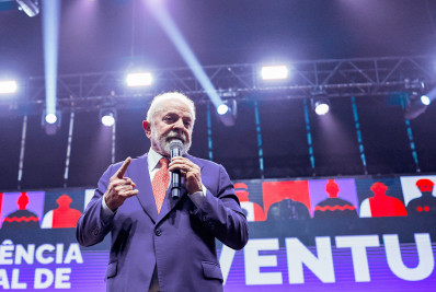 Lula chama de 'fascista' mulher que questionou Dilma sobre voo de primeira classe