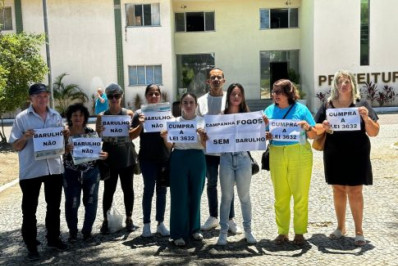 Protesto silencioso reúne protetores de animais em frente à prefeitura de Cabo Frio