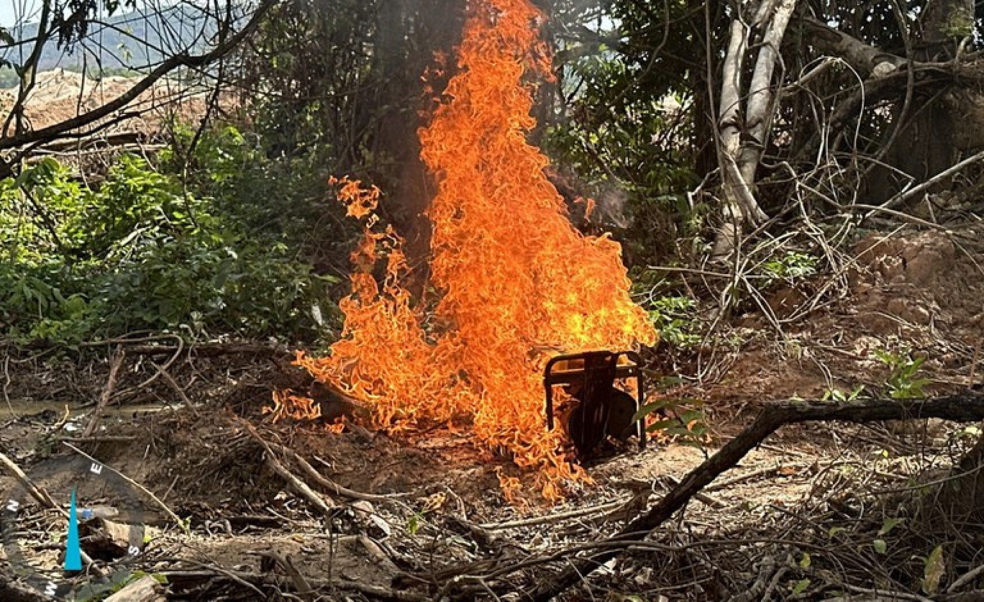 Parte do equipamento dos criminosos foi destruído pela PF e Exército durante a Operação Mamon - Divulgação/Polícia Federal