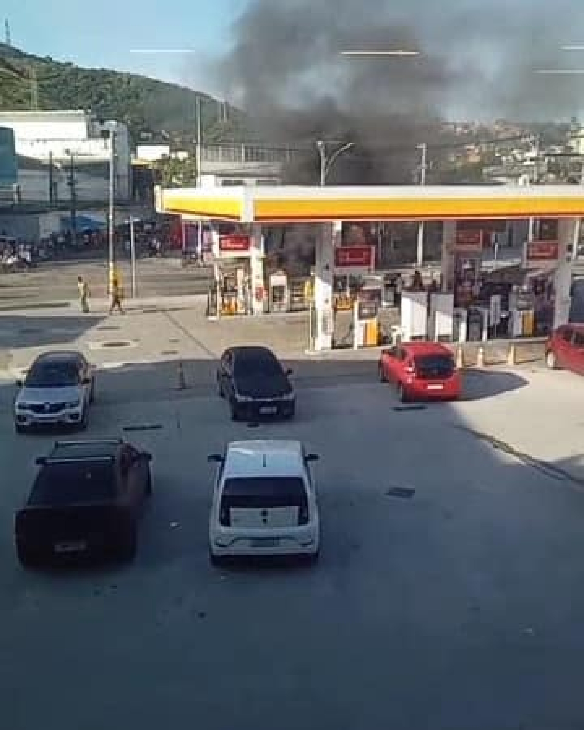 Manifestação por morte de jovem no Morro do Jordão teve pneus e entulho incendiados