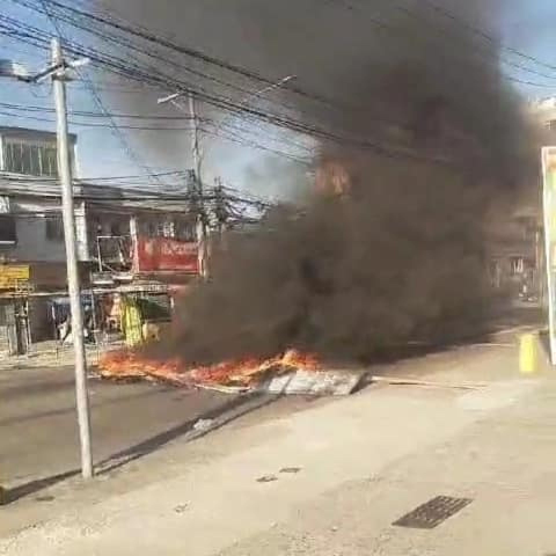 Moradores atearam fogo em pneus e entulho após morte de jovem no Morro do Jordão