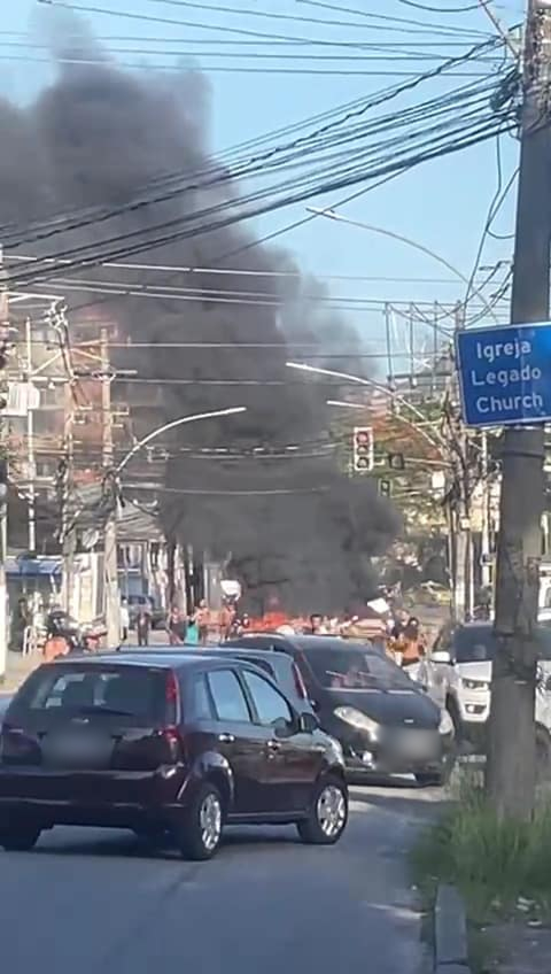 Estrada do Cafundá foi tomada por fumaça escura durante manifestação