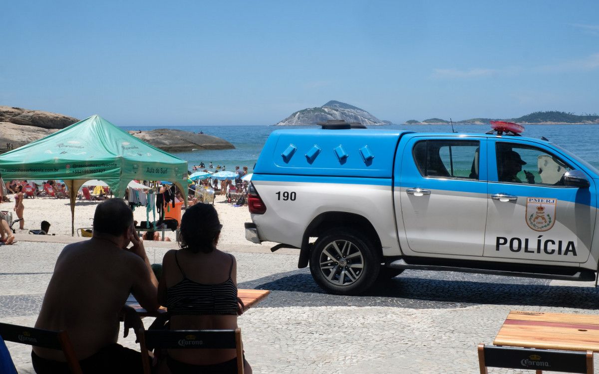 Patrulhamento segue refor&ccedil;ado na Praia de Copacabana, na Zona Sul do Rio