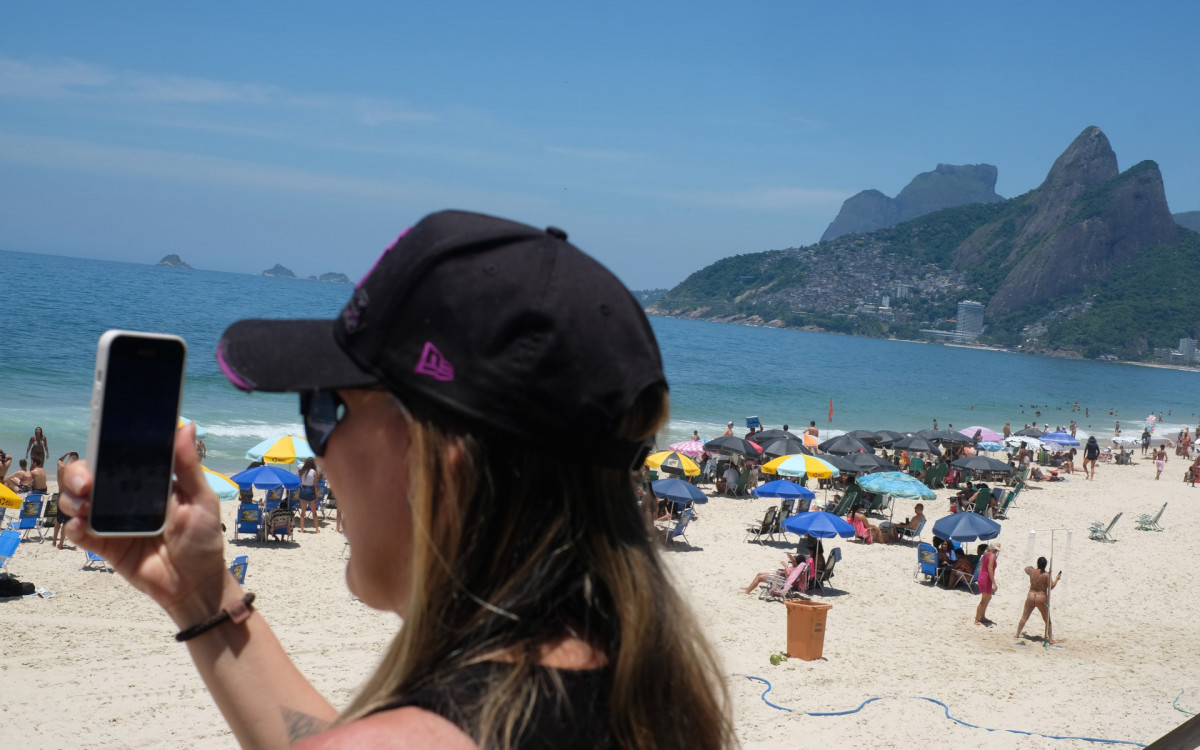 Forte calor leva moradores e turistas para a praia de Copacabana, na Zona Sul do Rio