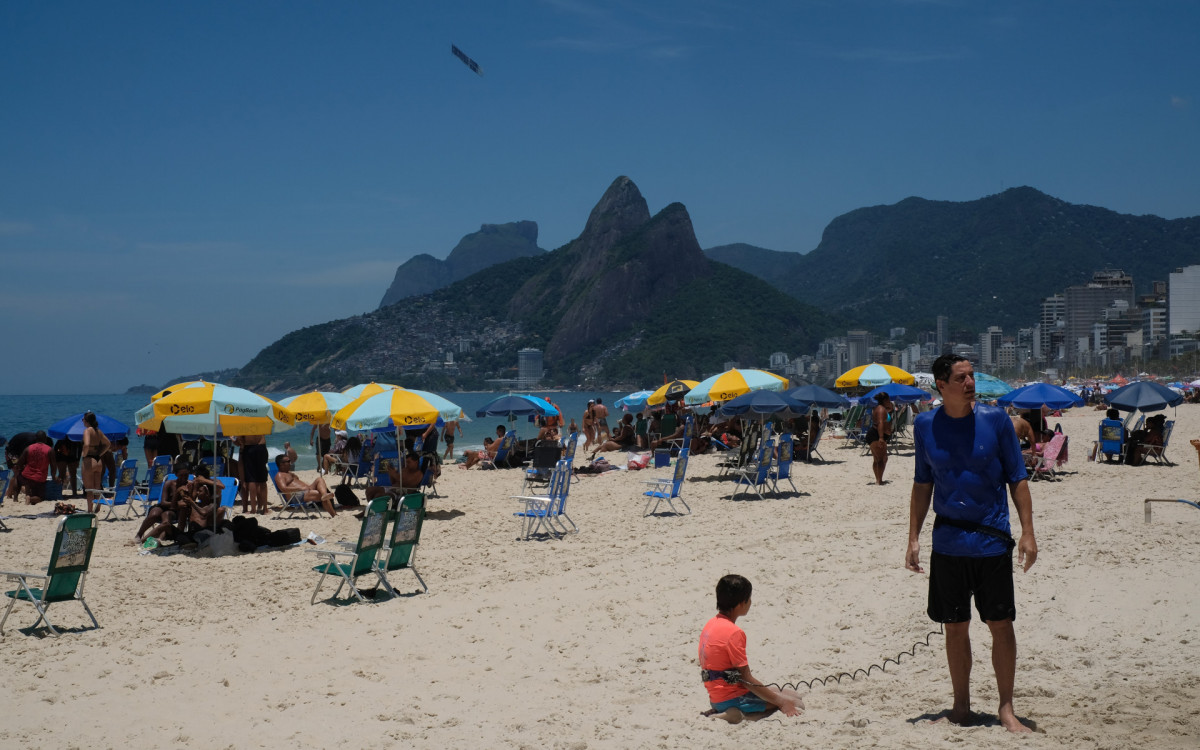 Forte calor leva moradores e turistas para a praia de Copacabana, na Zona Sul do Rio