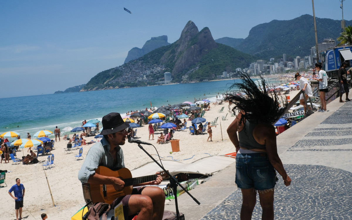 Forte calor leva moradores e turistas para a praia de Copacabana, na Zona Sul do Rio