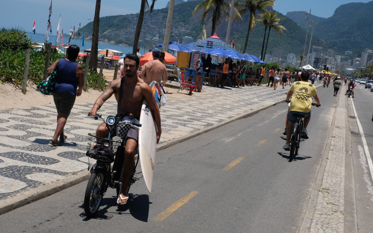 Forte calor leva moradores e turistas para a praia de Copacabana, na Zona Sul do Rio