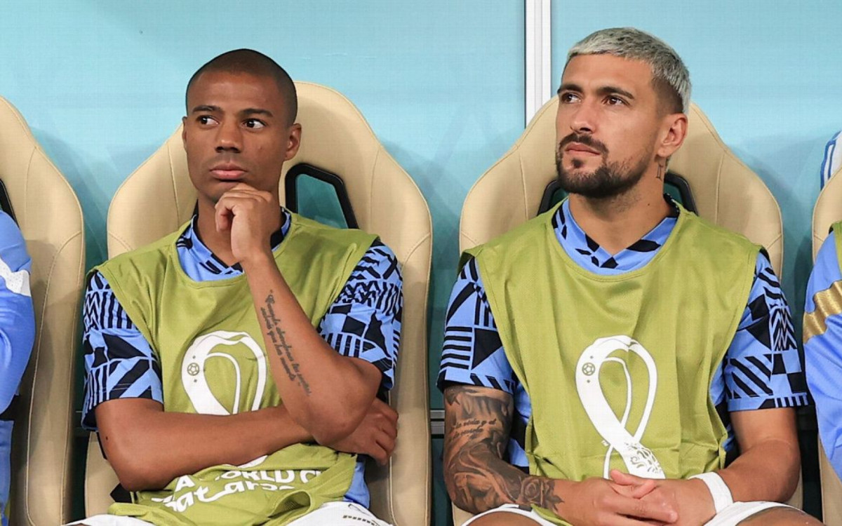 De La Cruz ao lado de Arrascaeta no banco de reservas do Uruguai 