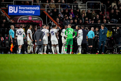 Zagueiro sofre parada cardíaca na Premier League e desmaia em campo pela segunda vez no ano