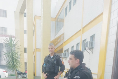 PM apreende mochila com carregador, munições e entorpecentes em Teresópolis