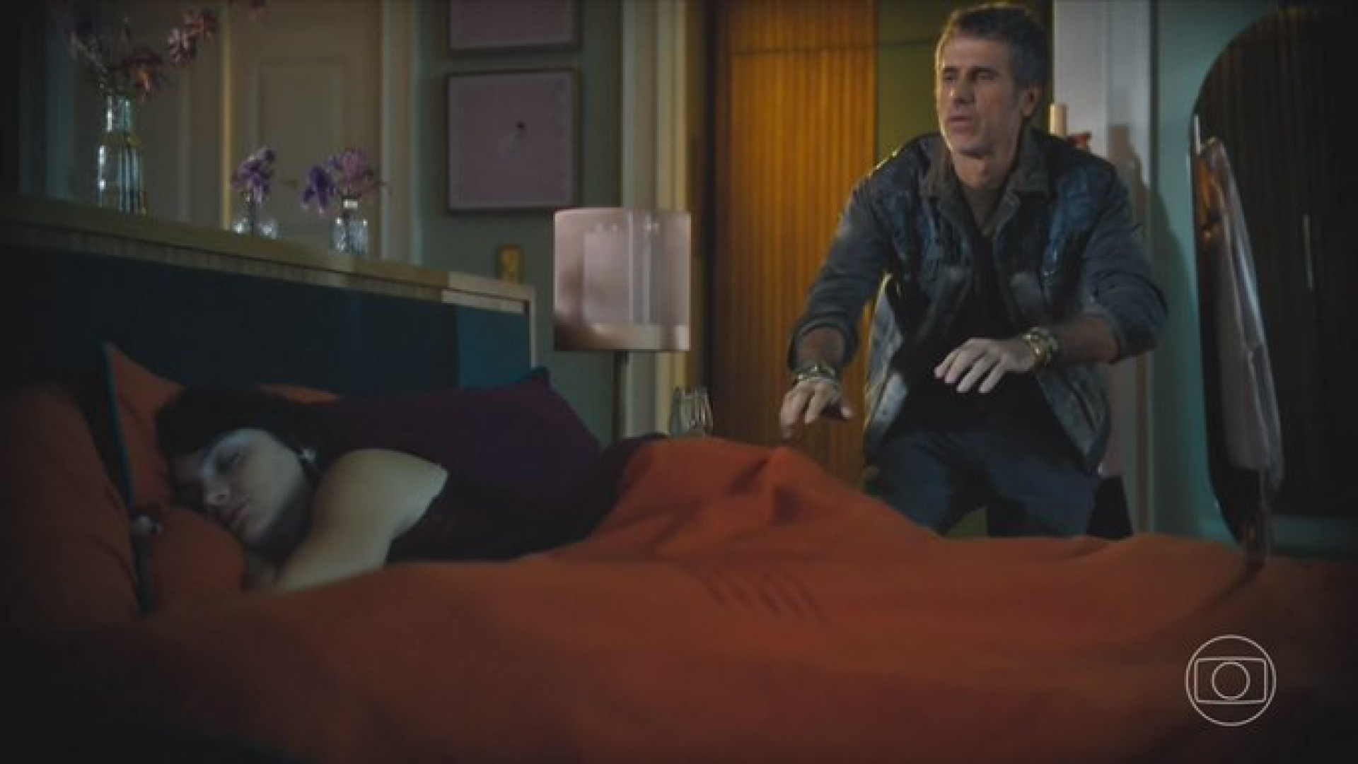 Dirceu (Eriberto Leão) se aproximou de Petra (Debora Ozório) enquanto ela dormia - Reprodução/TV Globo