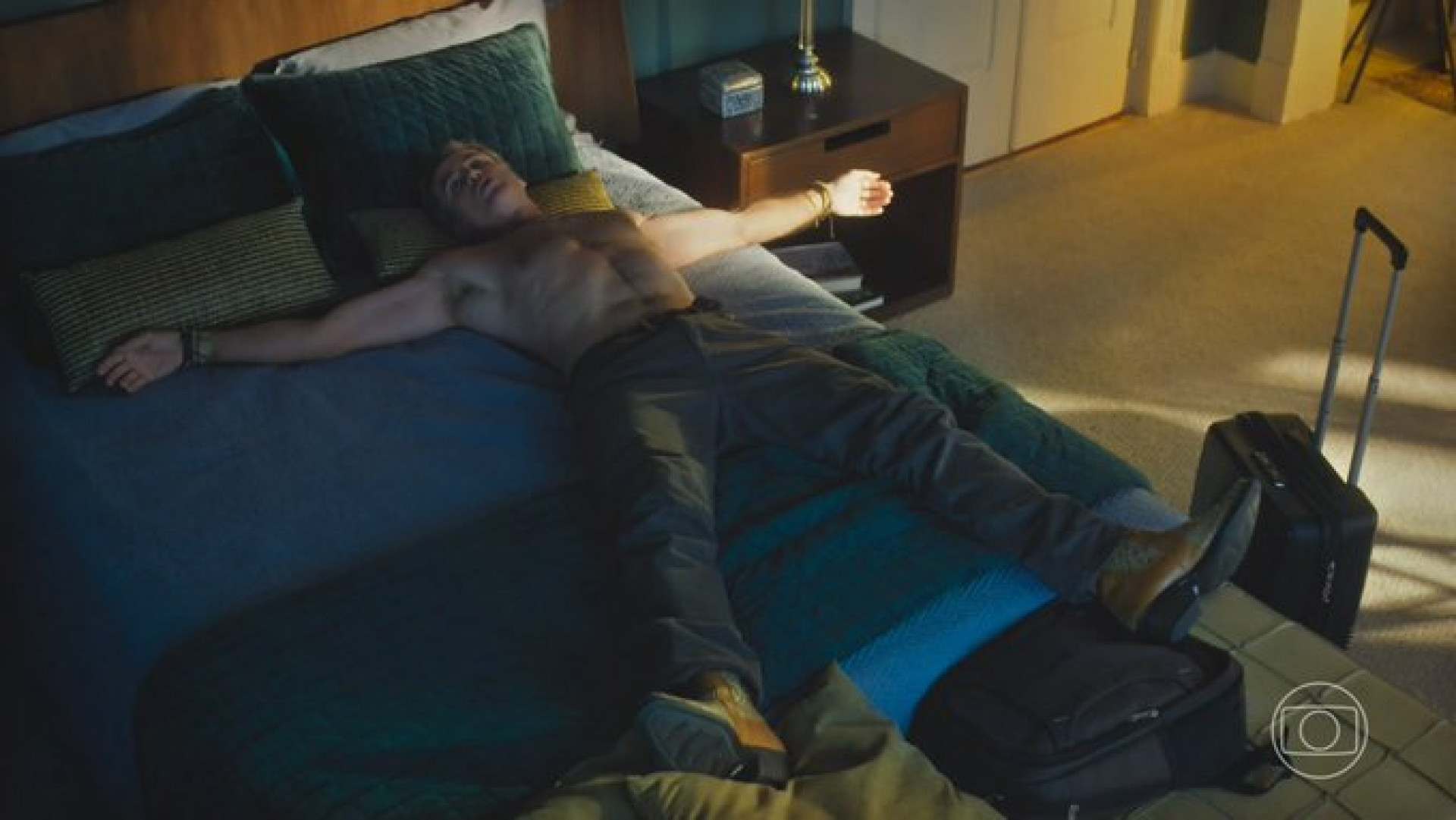 Irmão de Irene (Gloria Pires), Dirceu (Eriberto Leão) está de volta a Nova Primavera - Reprodução/TV Globo