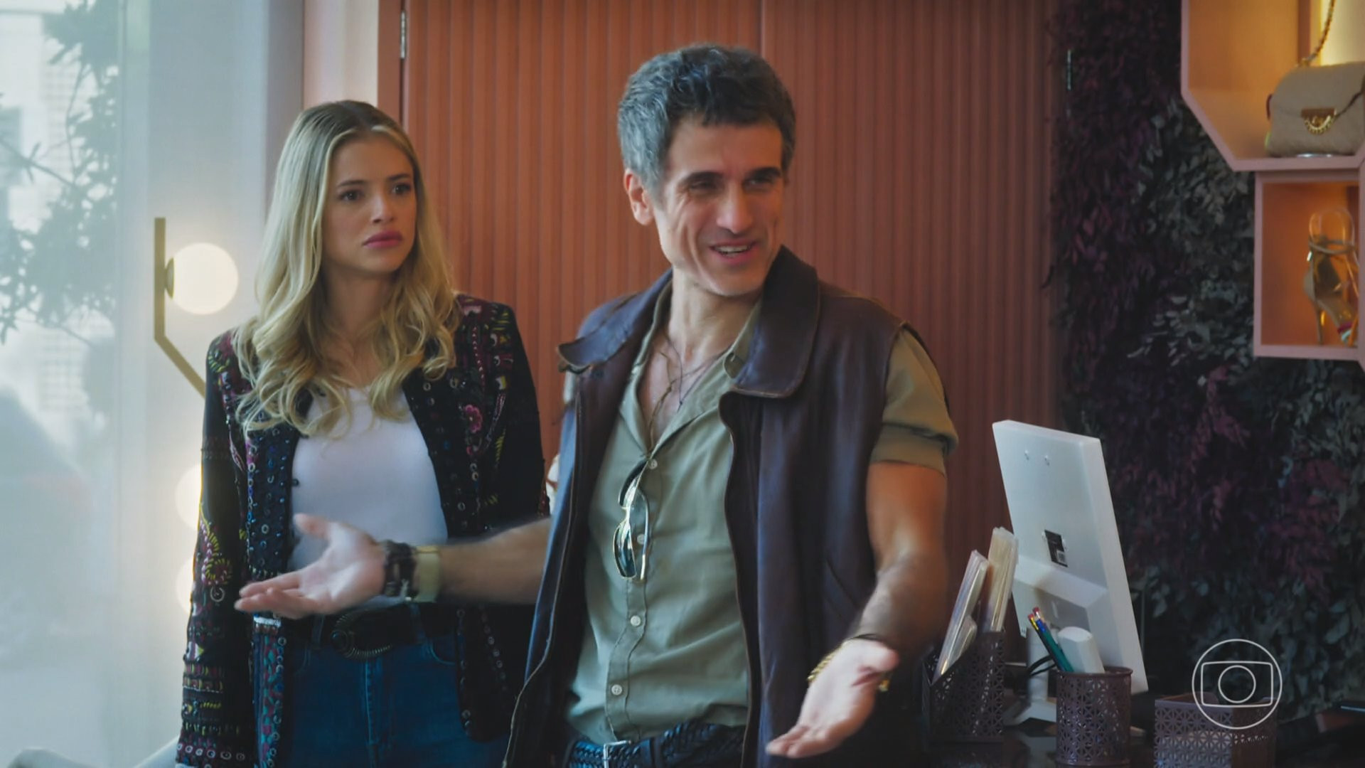 Dirceu (Eriberto Leão) também foi atrás de Graça (Agatha Moreira) - Reprodução/TV Globo