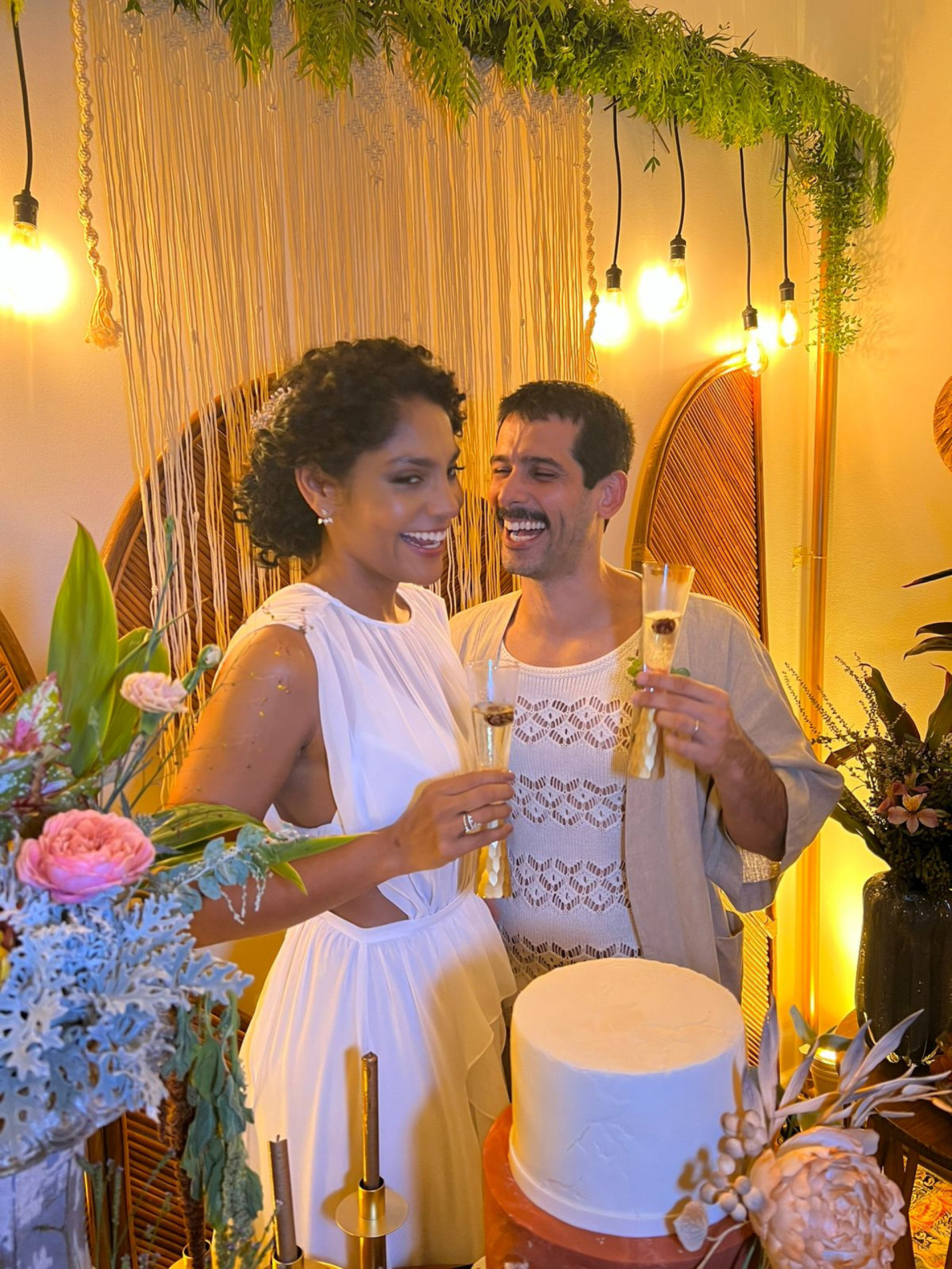 Barbara Reis e Raphaél Najàn oficializaram a união com uma festa reservada aos familiares - Divulgação