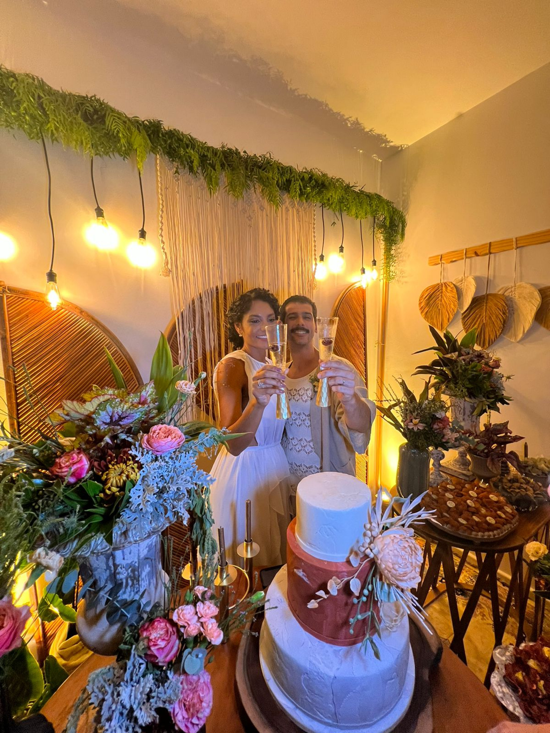 Barbara Reis e Raphaél Najàn oficializaram a união com uma festa reservada aos familiares - Divulgação