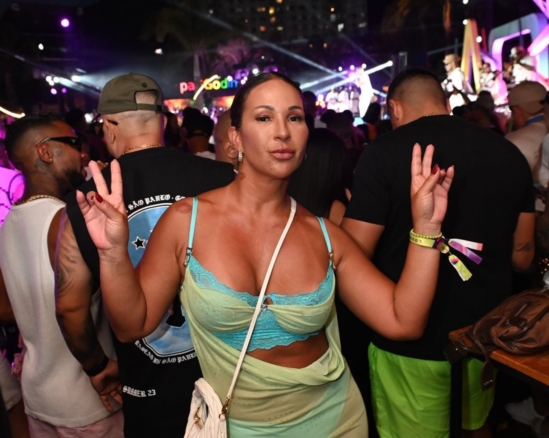 Valesca Popozua prestigiou a gravação do DVD de Léo Santana no Rio - Reprodução / Avvvila PR