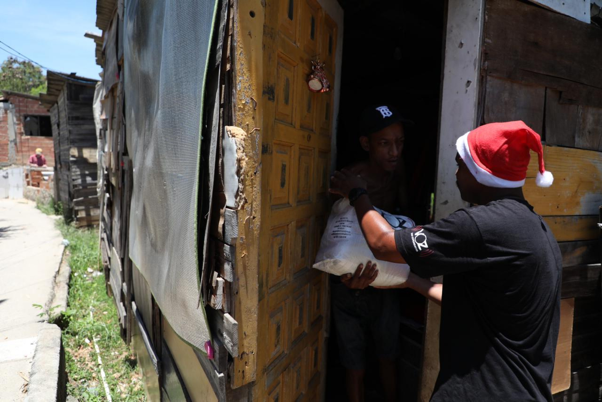 Moradores dos complexos do Alemão e Penha receberam cestas básicas para o Natal - Bruno Itan / Voz das Comunidades