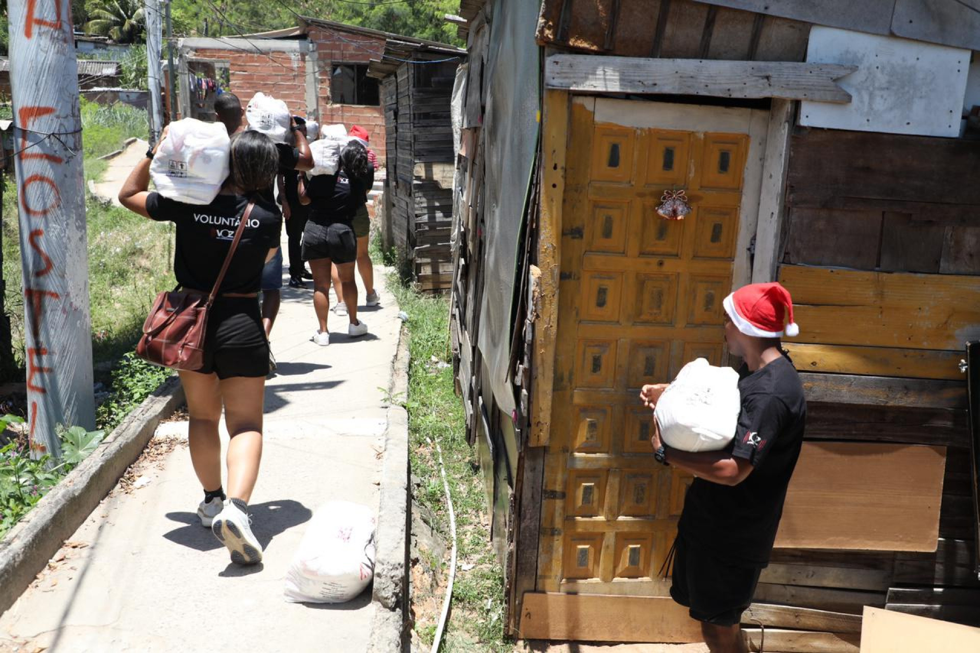 Cerca de 80 voluntários participaram da ação - Bruno Itan / Voz das Comunidades