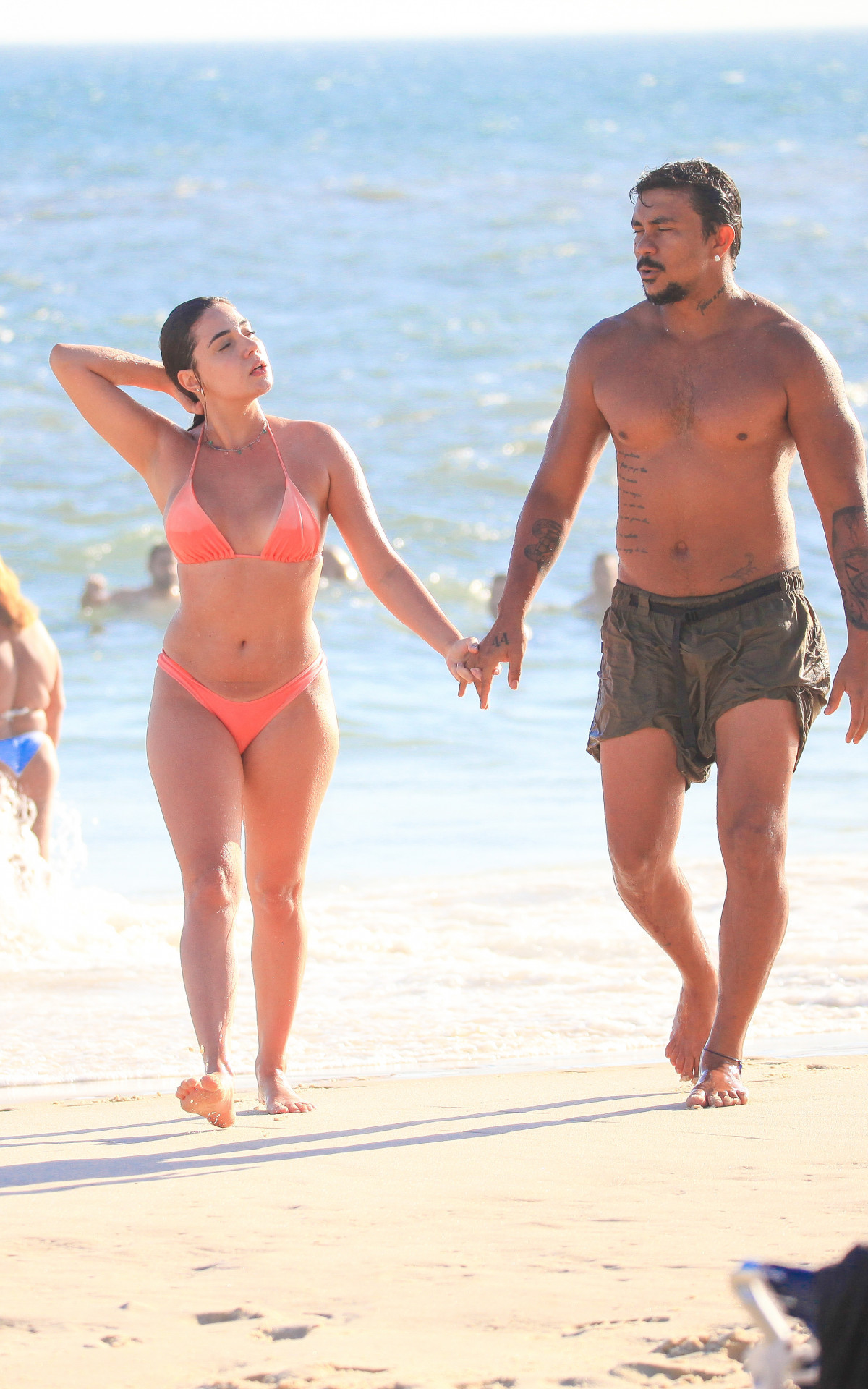 Xamã troca beijos e carinhos com mulher na Praia da Barra da Tijuca