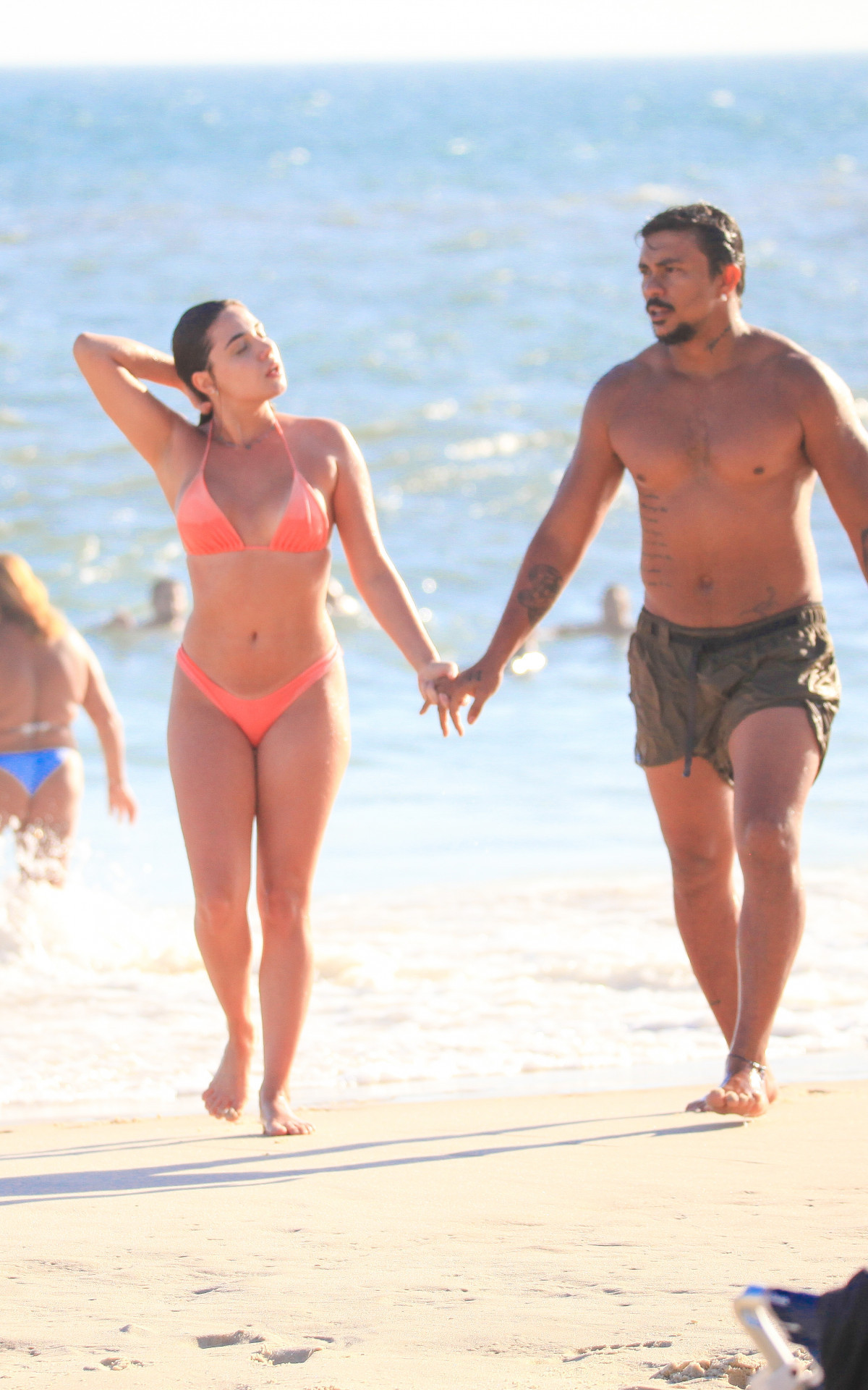 Xamã troca beijos e carinhos com mulher na Praia da Barra da Tijuca