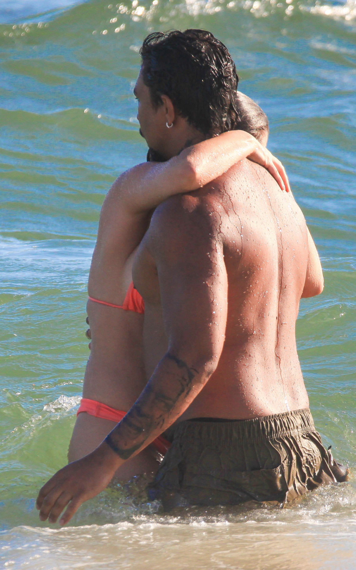 Xamã troca beijos e carinhos com mulher na Praia da Barra da Tijuca