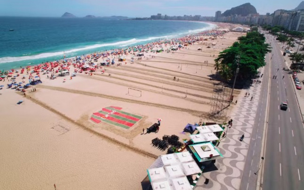 Camisa gigante do Fluminense é desenhada nas areias de Copacabana