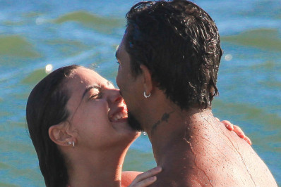 Xamã troca beijos com namorada na praia