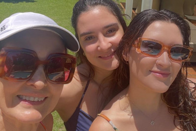 Fátima Bernardes curte domingo na piscina com as filhas