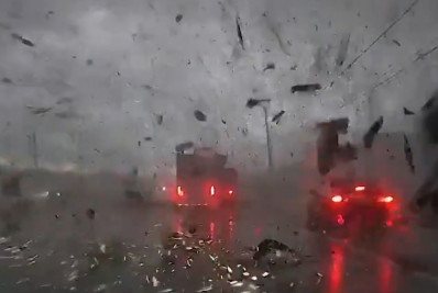 Bebê sobrevive a tornado e é encontrado em cima de árvore após ser lançado para fora de casa