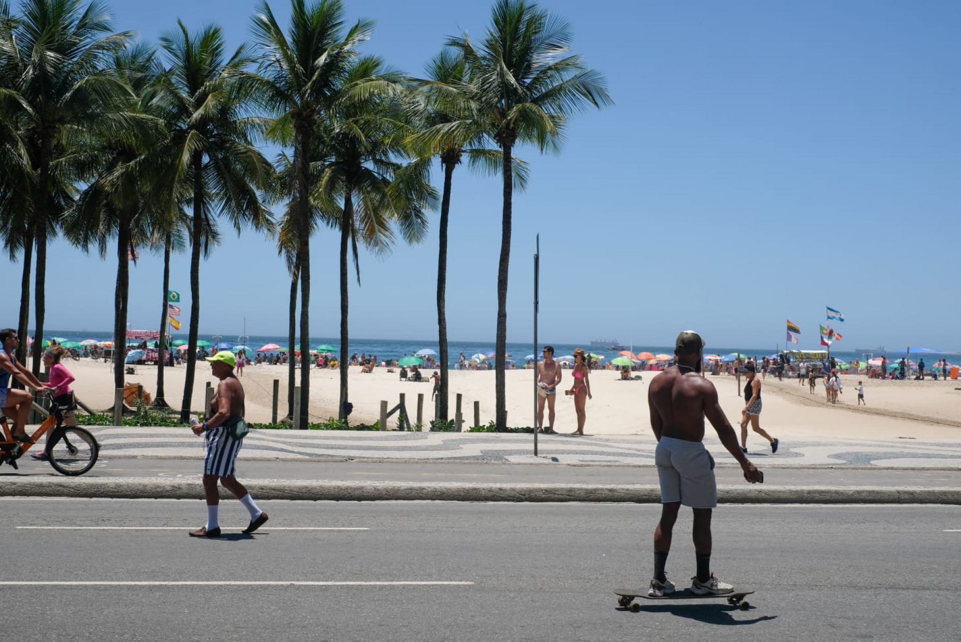 Praia de Copacabana, na Zona Sul do Rio, recebeu visita de moradores e turistas durante o último domingo de primavera - Pedro Ivo / Agência O Dia