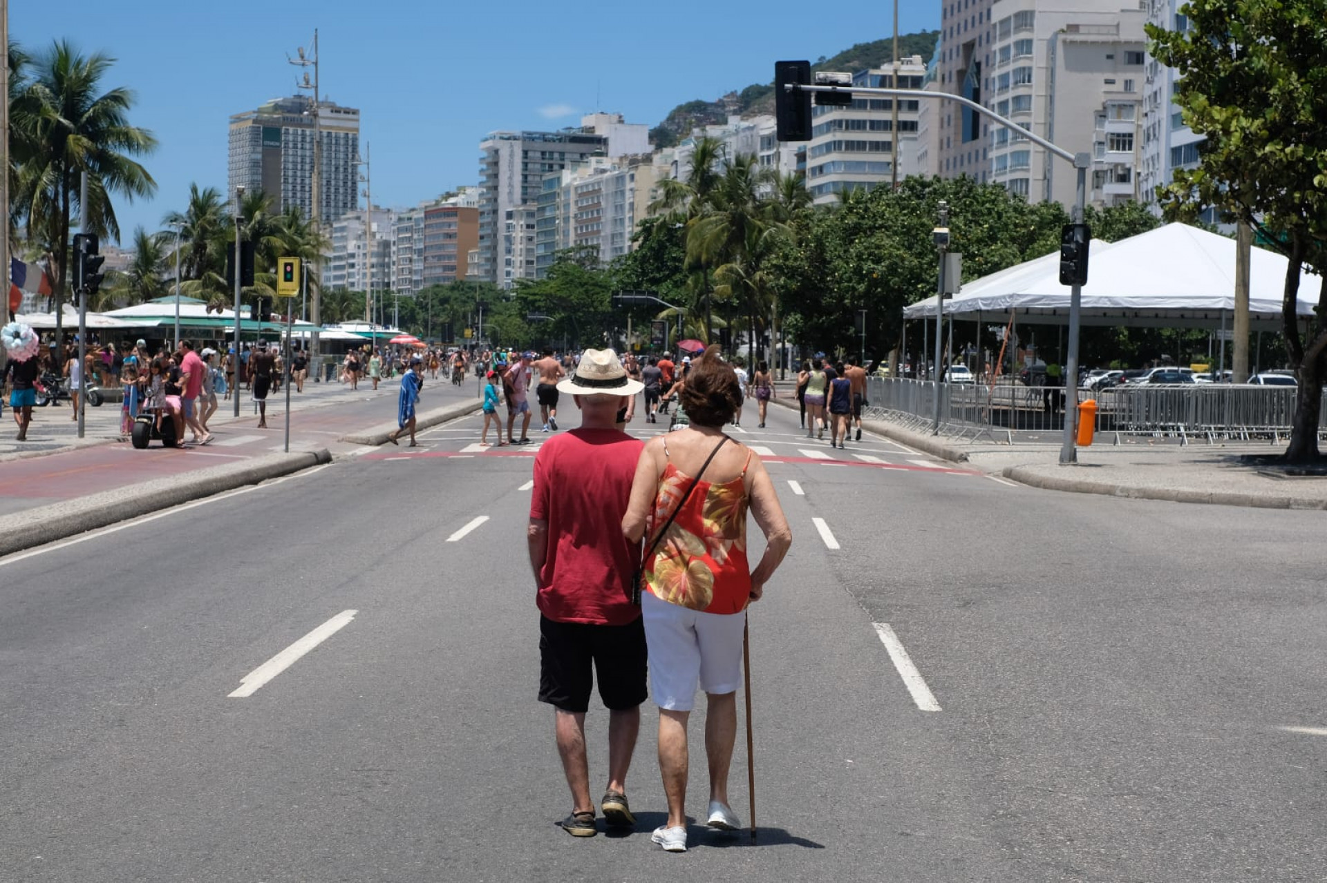 Praia de Copacabana, na Zona Sul do Rio, recebeu visita de moradores e turistas durante o último domingo de primavera - Pedro Ivo / Agência O Dia