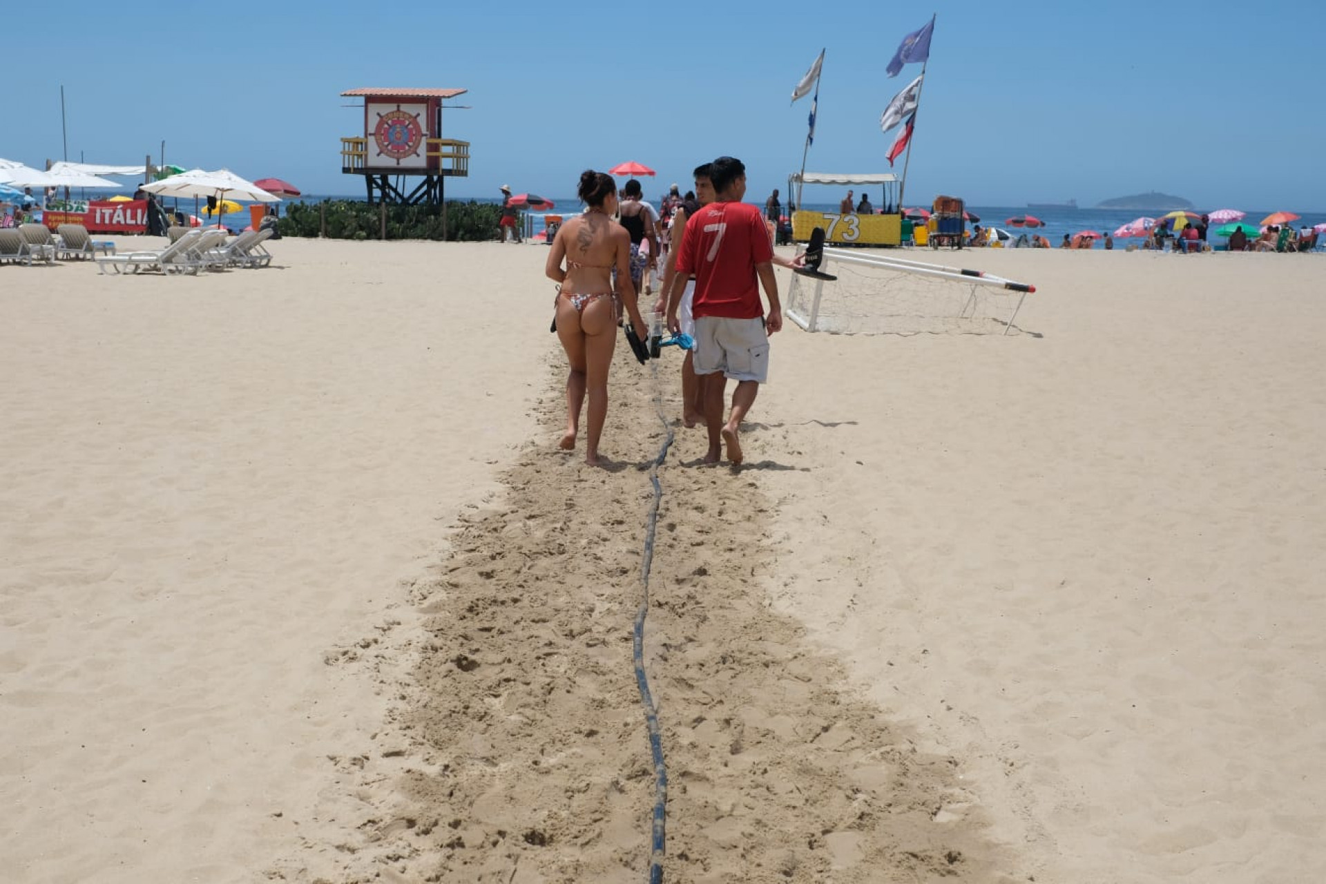 Praia de Copacabana, na Zona Sul do Rio, recebeu visita de moradores e turistas durante o último domingo de primavera - Pedro Ivo / Agência O Dia