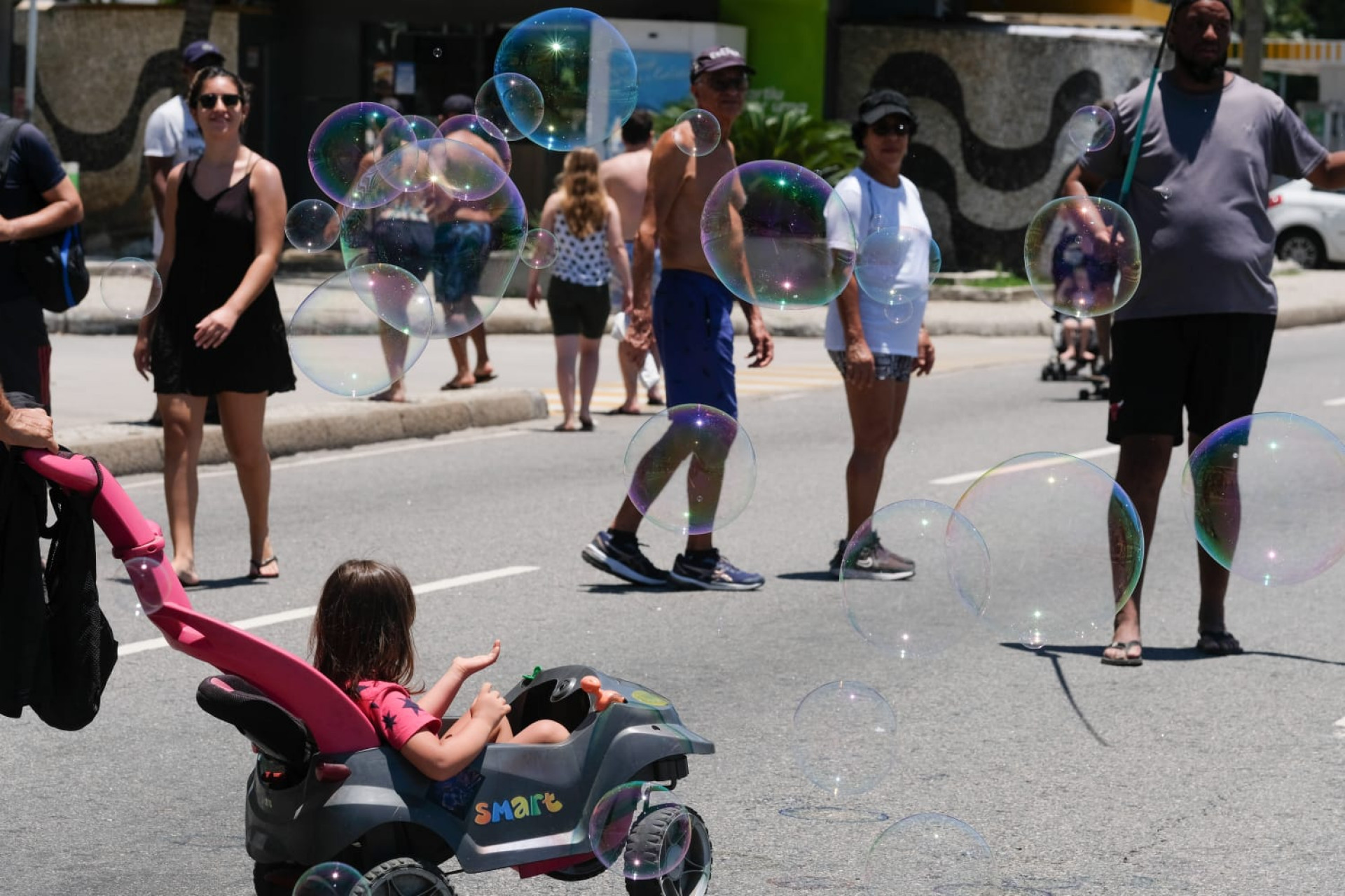Praia de Copacabana, na Zona Sul do Rio, recebeu visita de moradores e turistas durante o último domingo de primavera - Pedro Ivo / Agência O Dia
