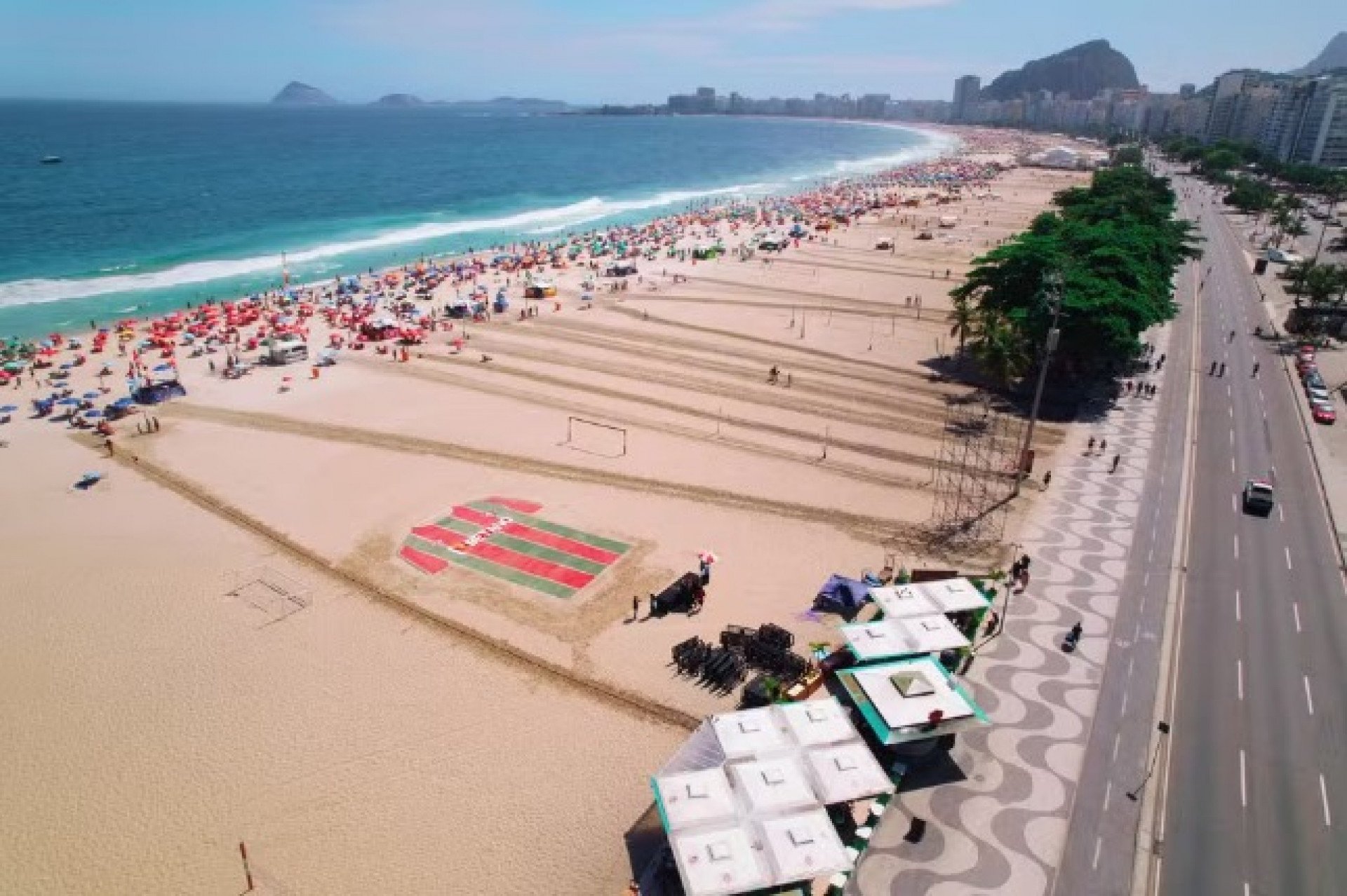 Camisa gigante do Fluminense é desenhada nas areias de Copacabana - Divulgação / Alob Sports