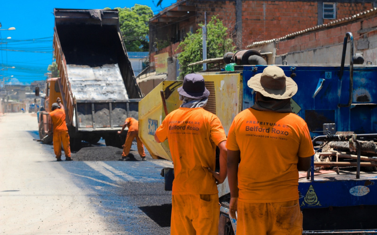 A pavimentação do bairro iniciou na rua Begônia, começando na altura do Centro de Atendimento Integrado