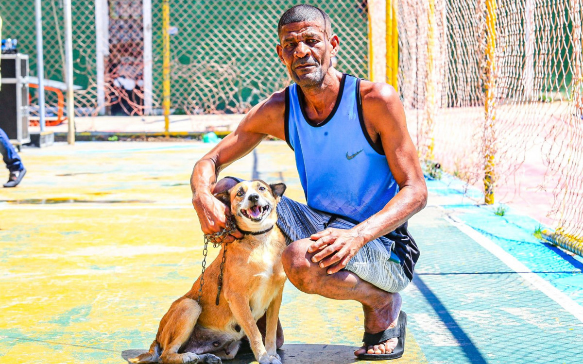O morador do bairro das Graças, José Alberto dos Santos, 60, colocou a imunização da cadela Princesa em dia