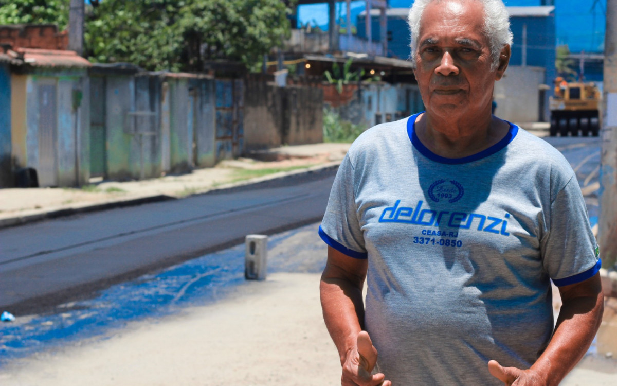O morador da rua Begônia, Valterino de Carvalho, 75 anos, ficou muito feliz com as obras de asfalto
