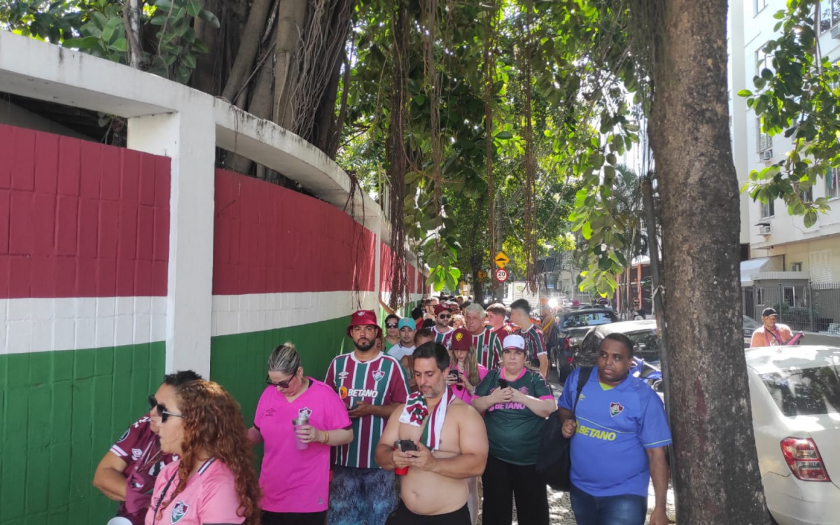 Fila da torcida do Fluminense na sede do clube, em Laranjeiras