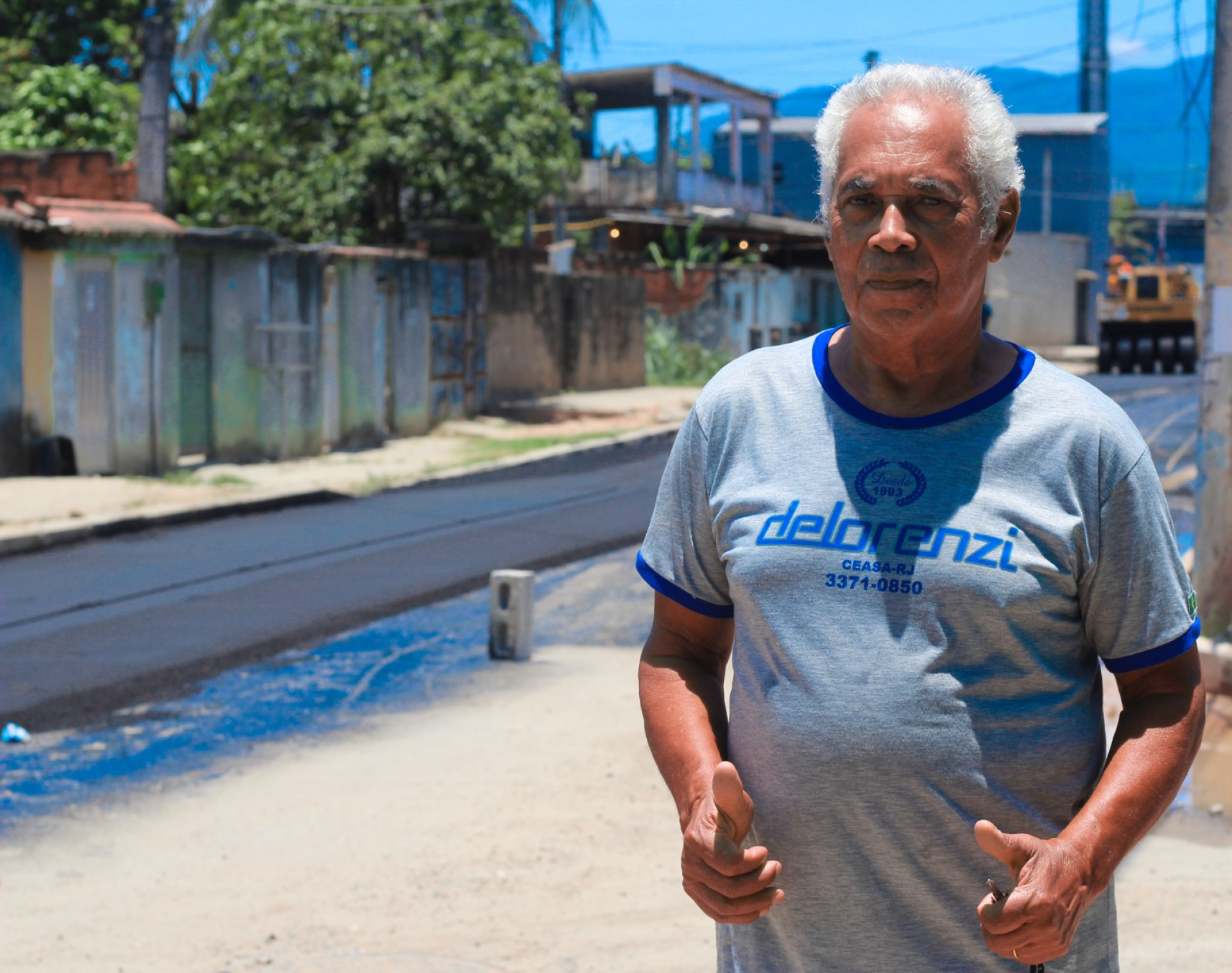 O morador da rua Begônia, Valterino de Carvalho, 75 anos, ficou muito feliz com as obras de asfalto - Kristian Amarante/PMBR