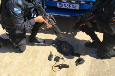 PM apreende material ilícito após fuga de elemento em Araruama