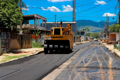 Ruas do bairro Bom Pastor recebem asfalto em Belford Roxo