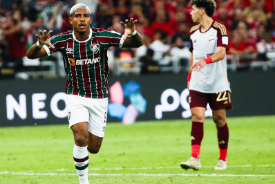 John Kennedy recebe elogios de Fernando Diniz: 'Potencial para decidir uma Copa do Mundo'