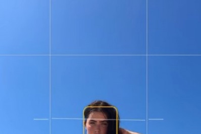 De maiô cavado, Jade Picon joga futevôlei na praia