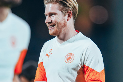 De Bruyne participa de treino no Manchester City na Arábia