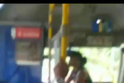 Vídeo: motorista e passageira brigam dentro de ônibus em movimento na Baixada