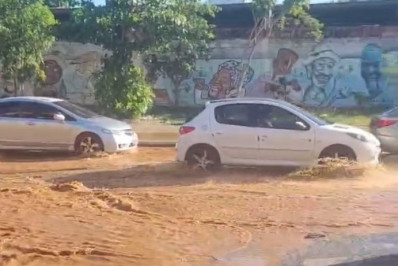 Vídeo: estouro em tubulação de água complica trânsito na Zona Norte