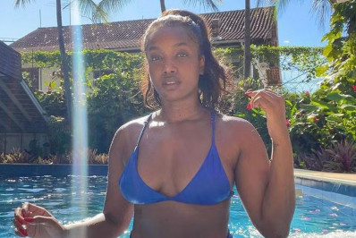 Iza curte piscina de biquíni azul e capricha no protetor solar